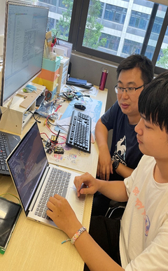 重慶電子工程職業(yè)學院陳良國家級技能大師工作室在第十三屆藍橋杯軟件和信息技術人才重慶賽區(qū)斬獲一等獎、二等獎